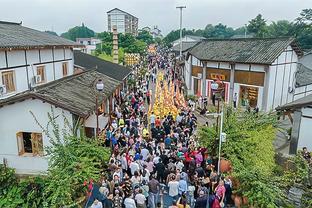 球迷晒梅西中国香港行赛前见面会视频：梅西签名+微笑合影